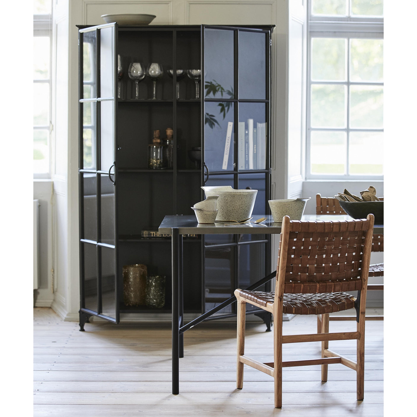 DOWNTOWN-vindueskap av jern - 185x120 - sort Nordal CABINETS