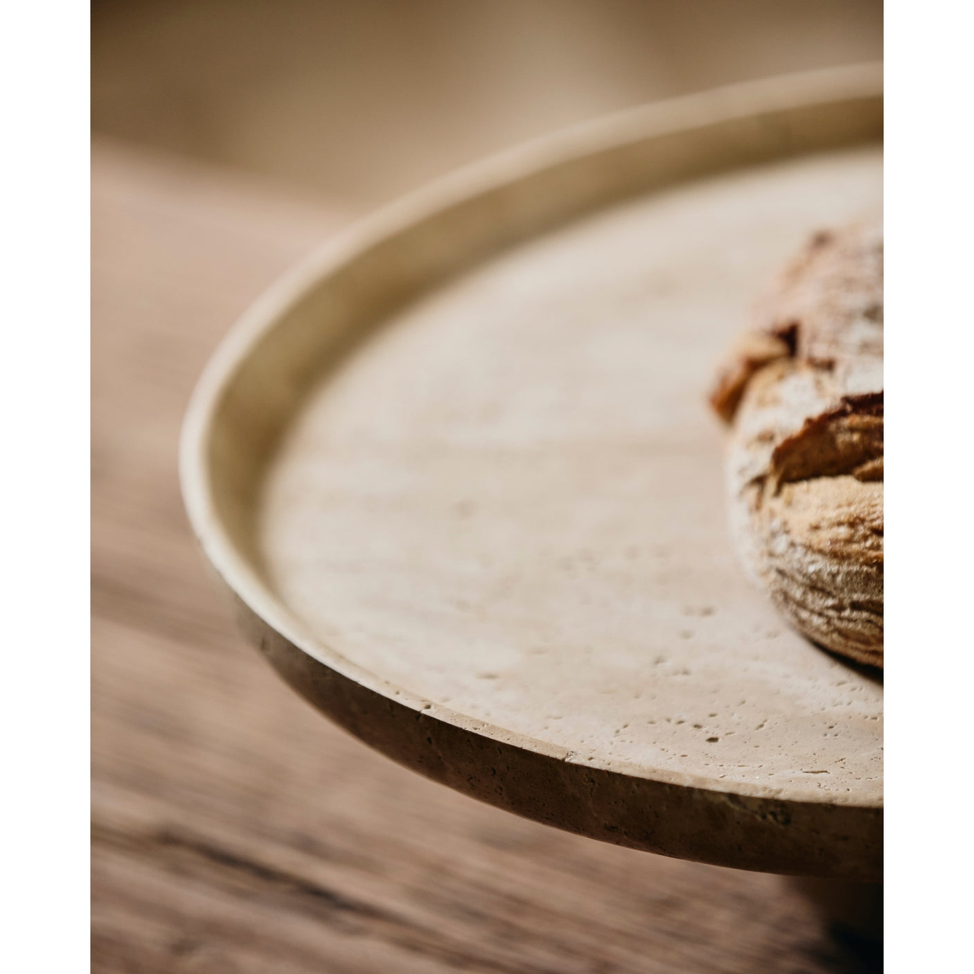 MASA plat på fot - råhvit Nordal TRAYETAGER