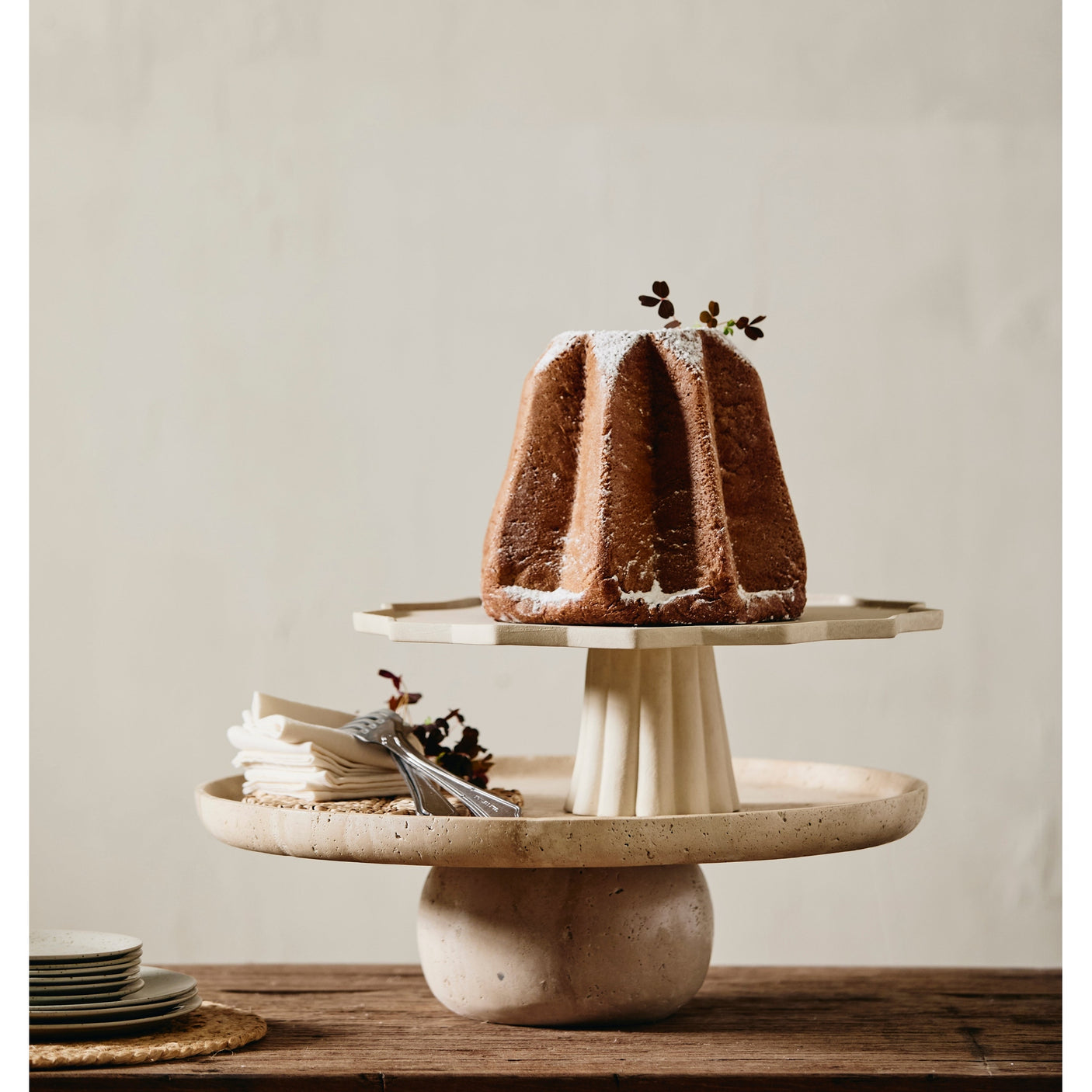 MASA plat på fot - råhvit Nordal TRAYETAGER