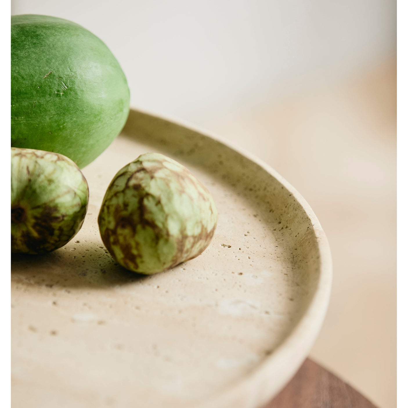 MASA plat på fot - råhvit Nordal TRAYETAGER