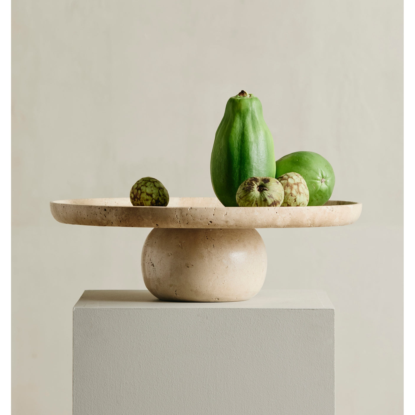 MASA plat på fot - råhvit Nordal TRAYETAGER