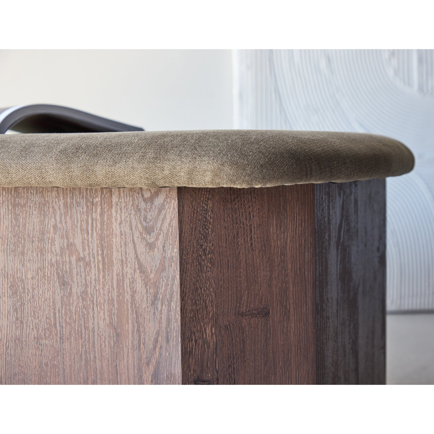 Todd Ottoman. Bare svare uten noen forklaring Venture Design Ottoman - Puff
