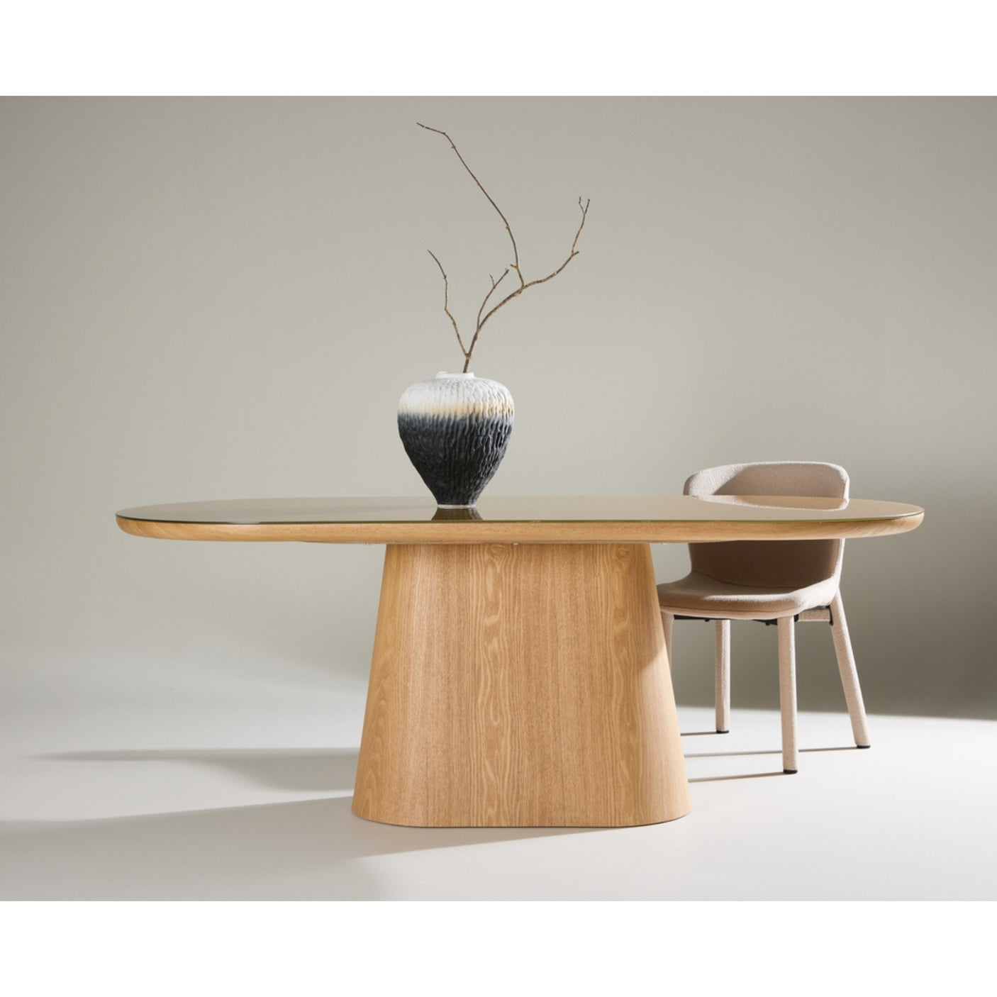 Castor Oval Dining Table Venture Design Spisebord