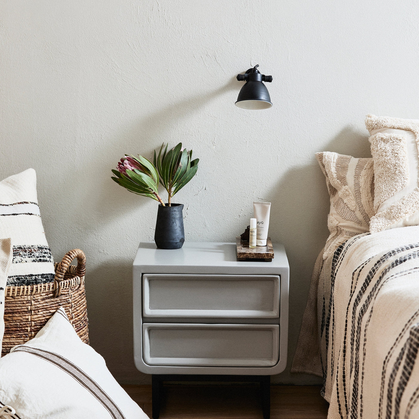 LEDRO-sengbord - grått Nordal TABLES