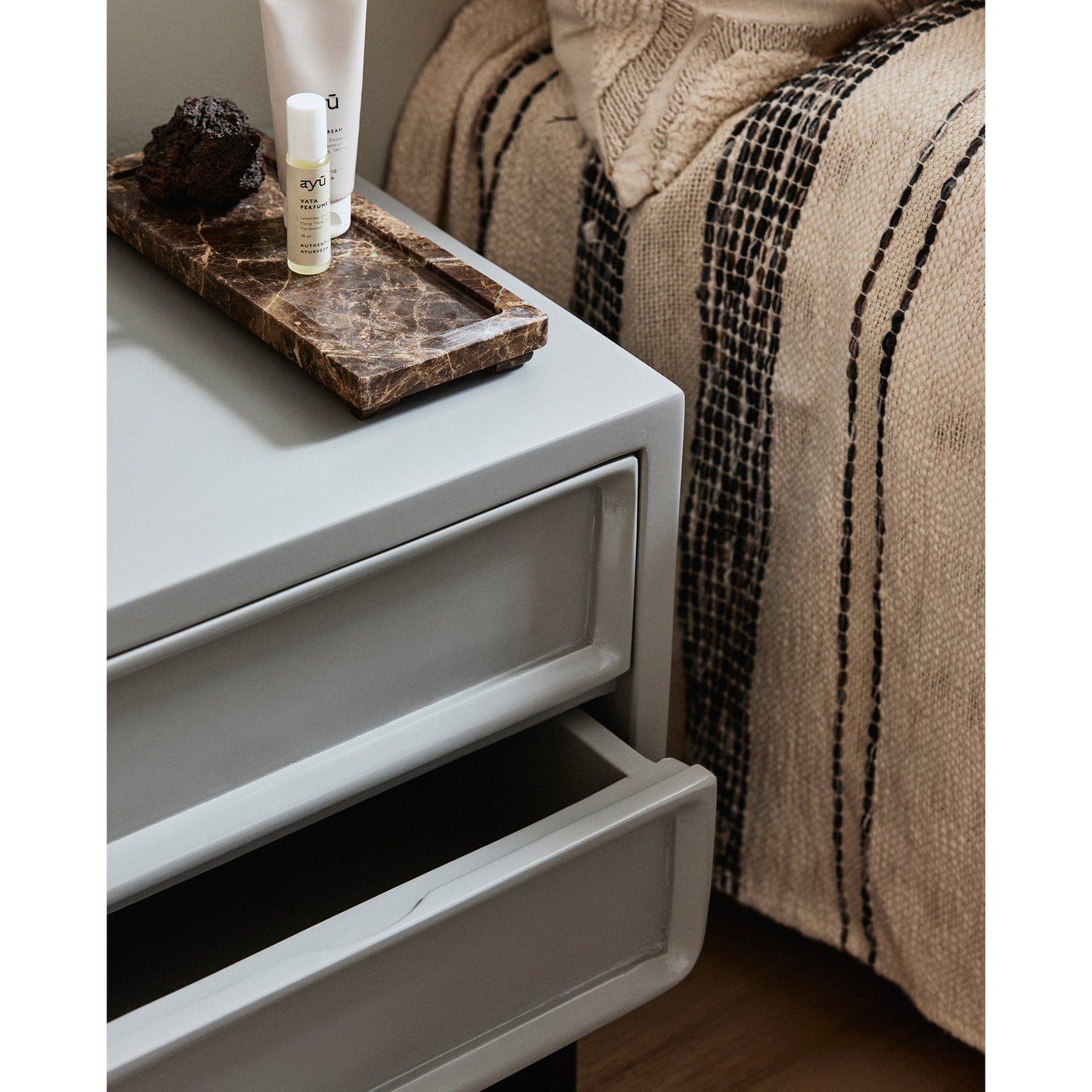 LEDRO-sengbord - grått Nordal TABLES