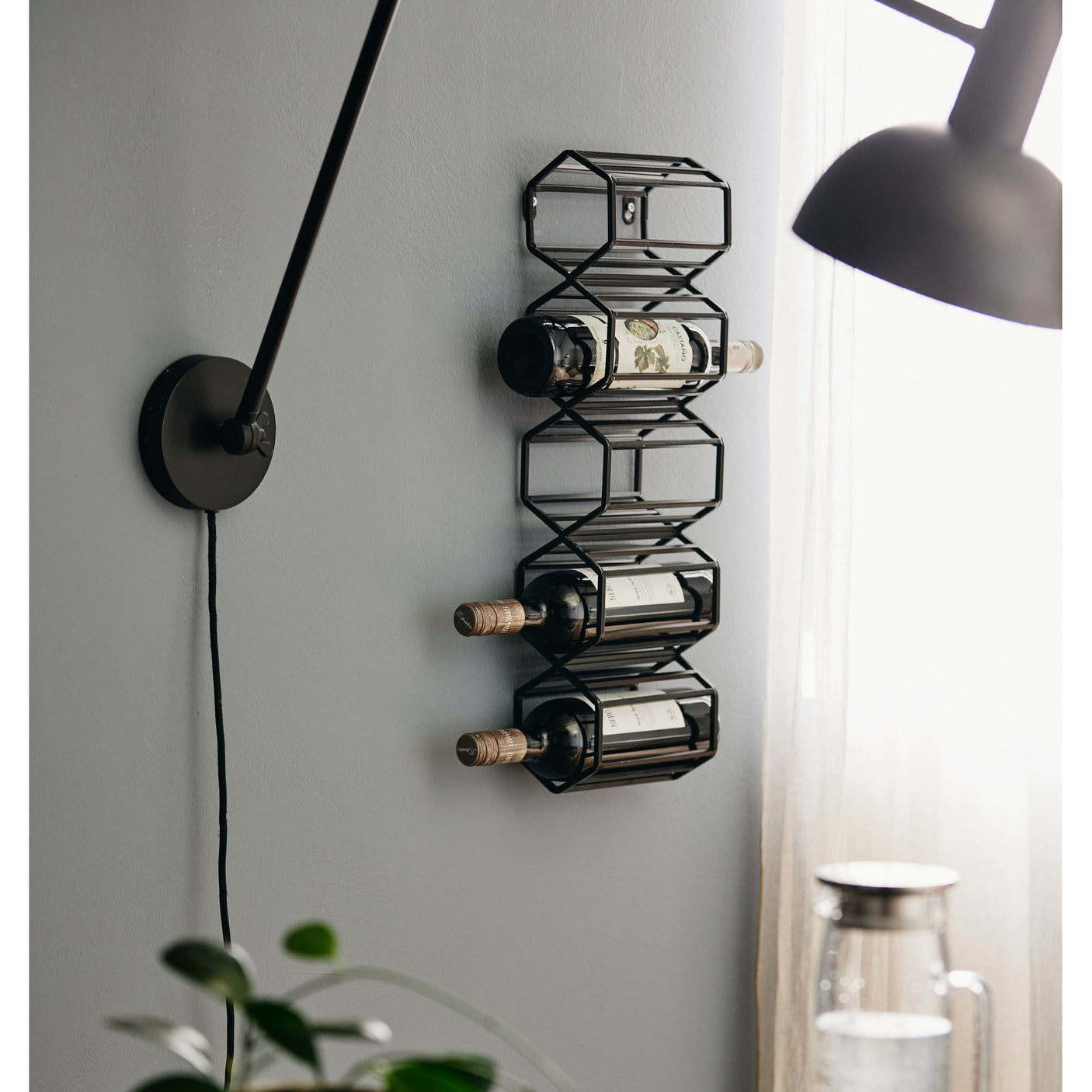 Vinreol til veggen - 5 flasker - 51x16 cm - sort Nordal WINE RACK