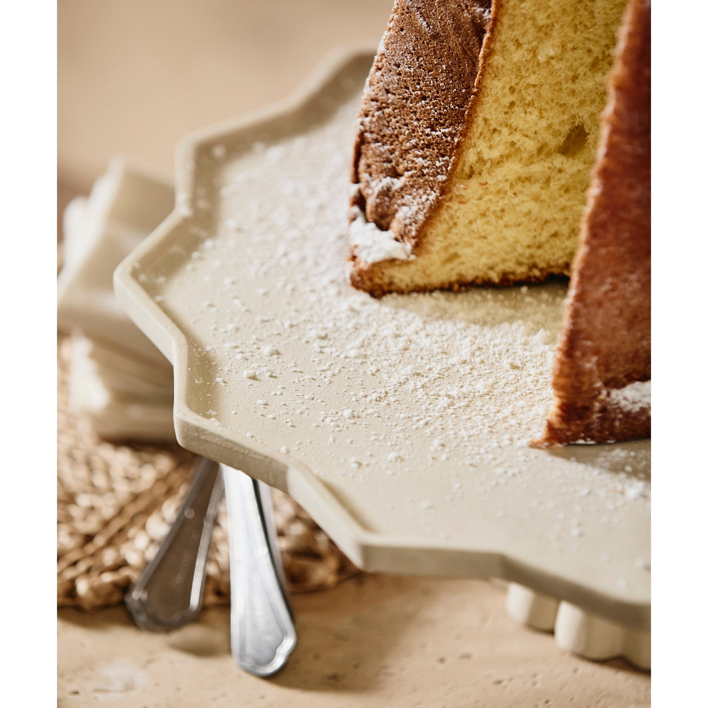 MINU skål på fot - rå hvit Nordal TRAYETAGER