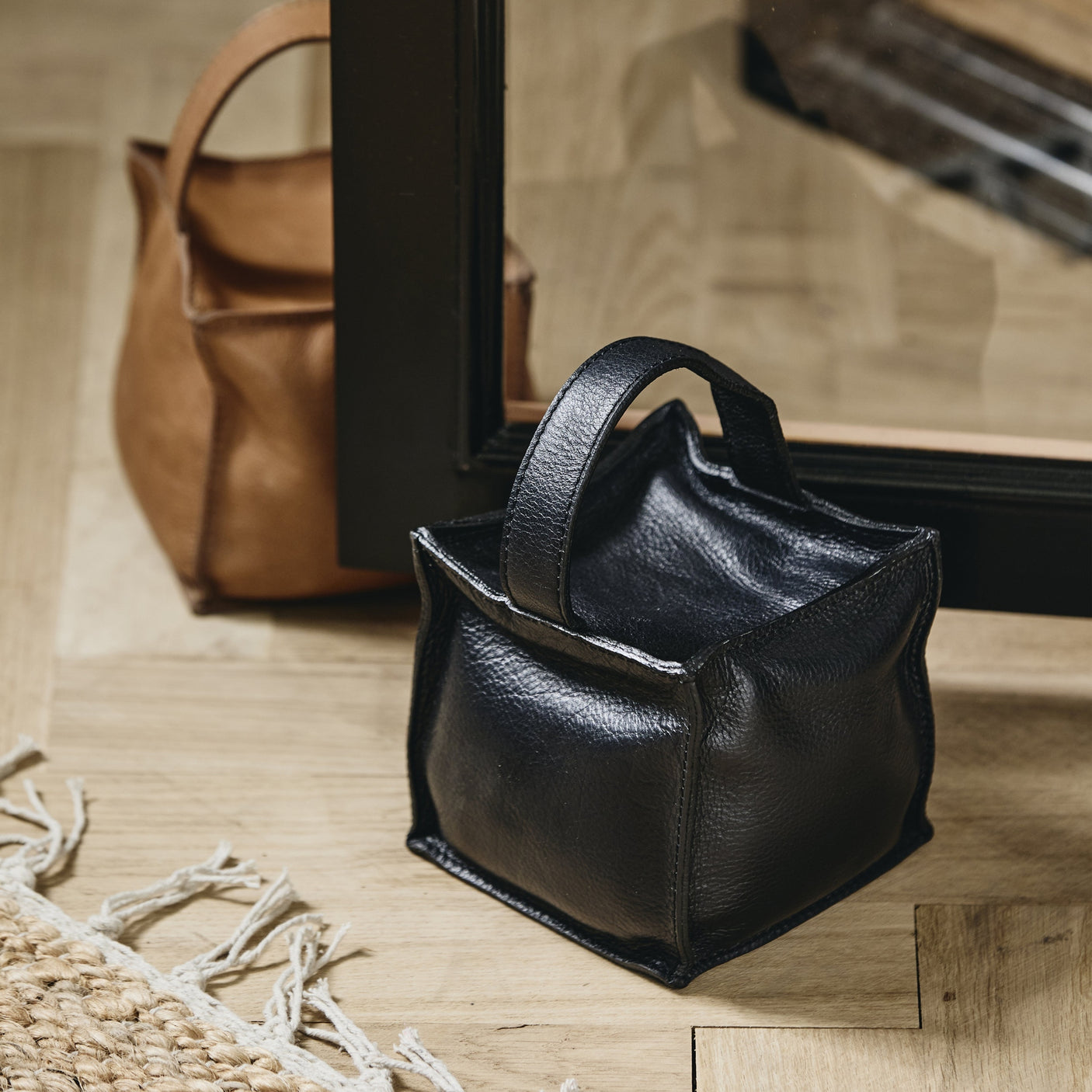 COOK dørstopper i skinn med hank - 12x12 cm - sort Nordal DECO ITEMS