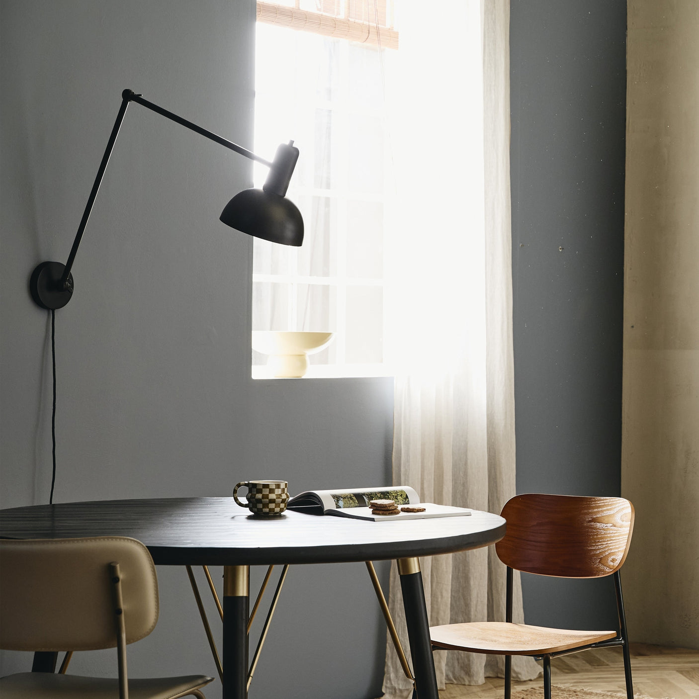 LUVUA rundt spisebord i tre - ø120 - svart/matt gull finish Nordal TABLES