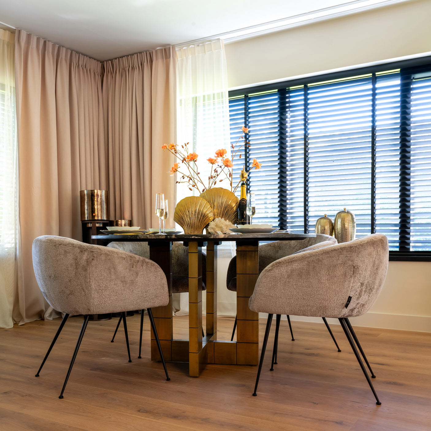 Spisebord Collada svart/gull 130Ø Richmond Interiors Spisebord