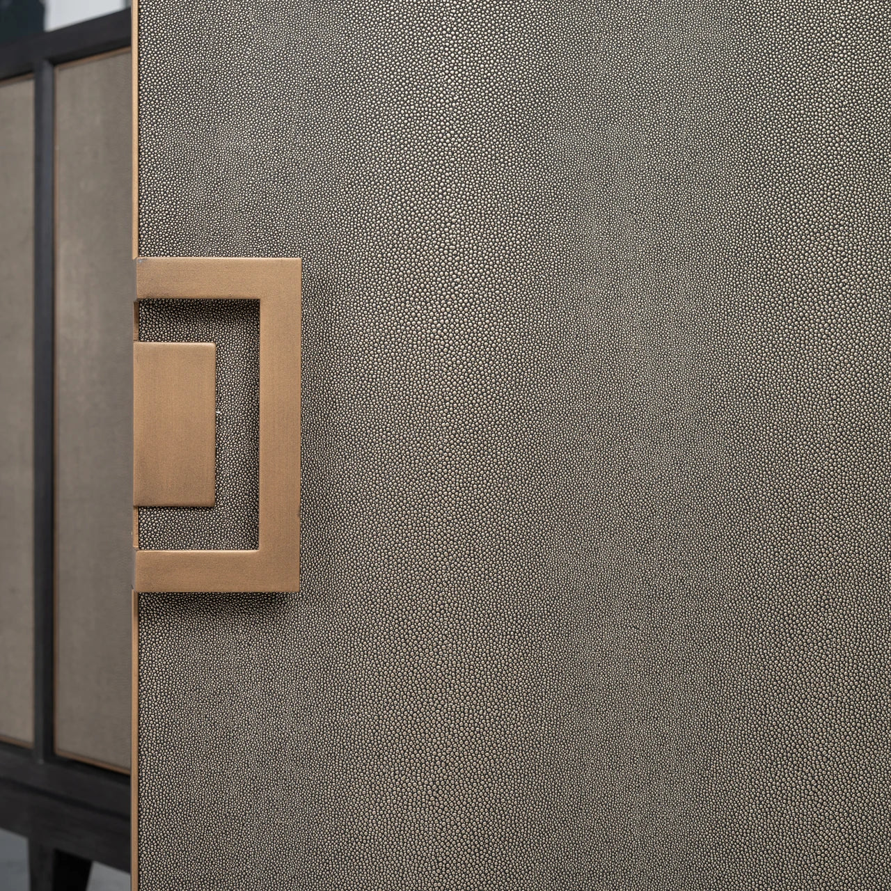 Sideboard Bloomville messing shagreen Richmond Interiors Skjenk