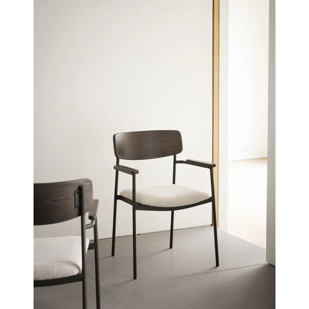 Maymont spisestol med armstøtte stablebar Rowico Spisestol