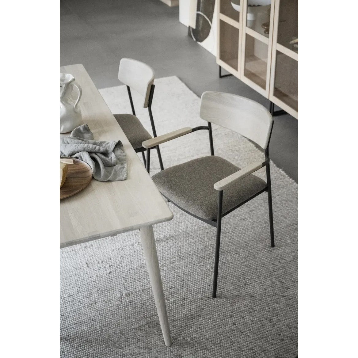 Maymont spisestol med armstøtte stablebar Rowico Spisestol