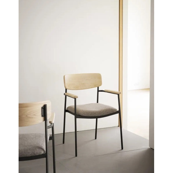 Maymont spisestol med armstøtte stablebar Rowico Spisestol