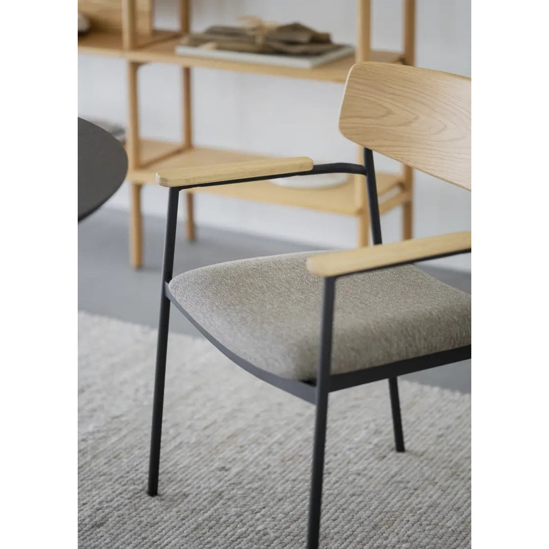 Maymont spisestol med armstøtte stablebar Rowico Spisestol