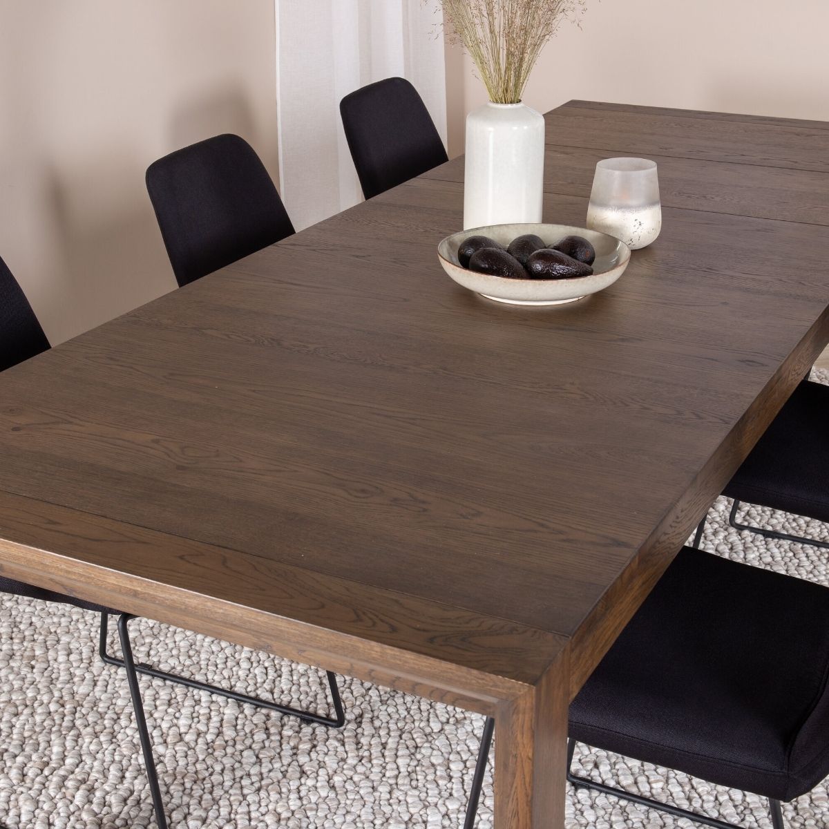 Slider and Muce dining table with Polar chairs Venture Design Spisegruppe