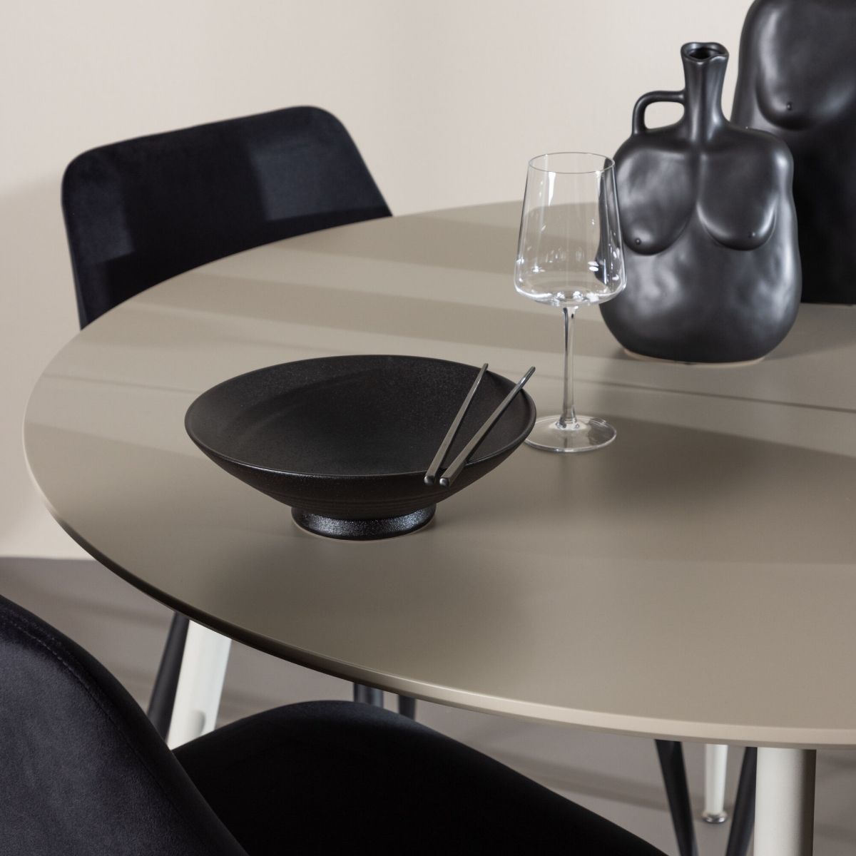 Plaza Dining Table with Night Dining Chair Venture Design Spisegruppe