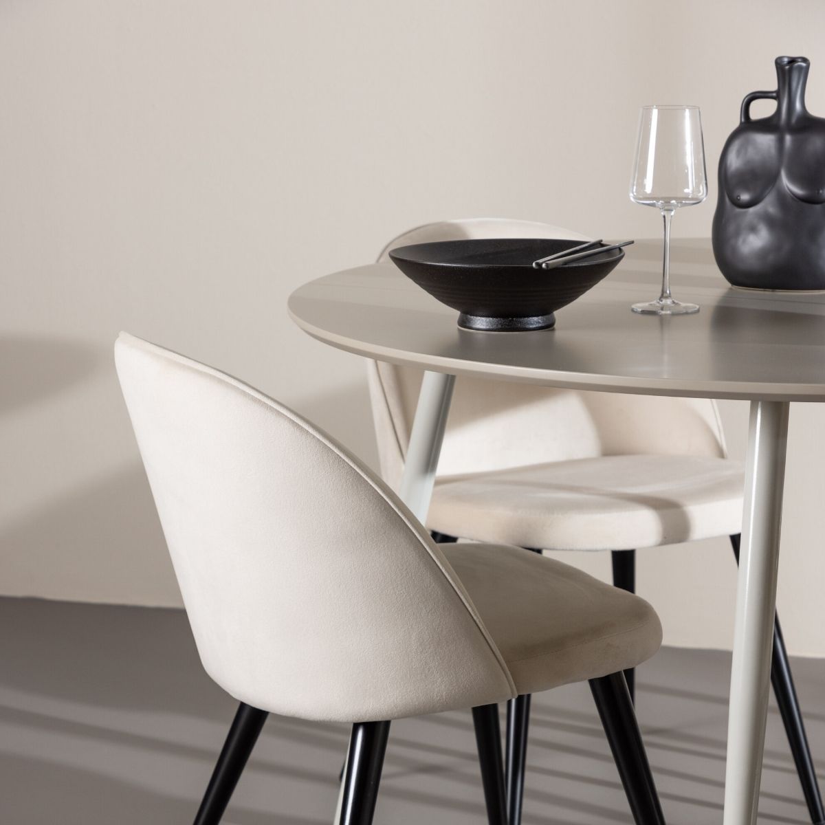 Plaza Dining Table with Velvet Dining Chair Venture Design Spisegruppe