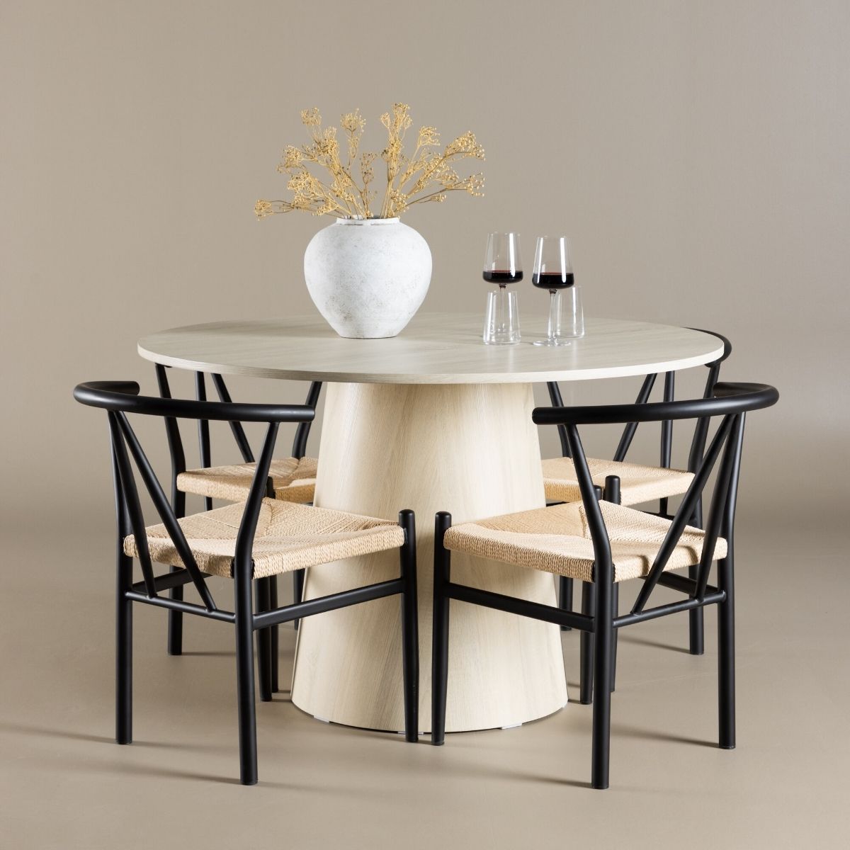 Lanzo Dining Table with Alfons Dining Chair Venture Design Spisegruppe