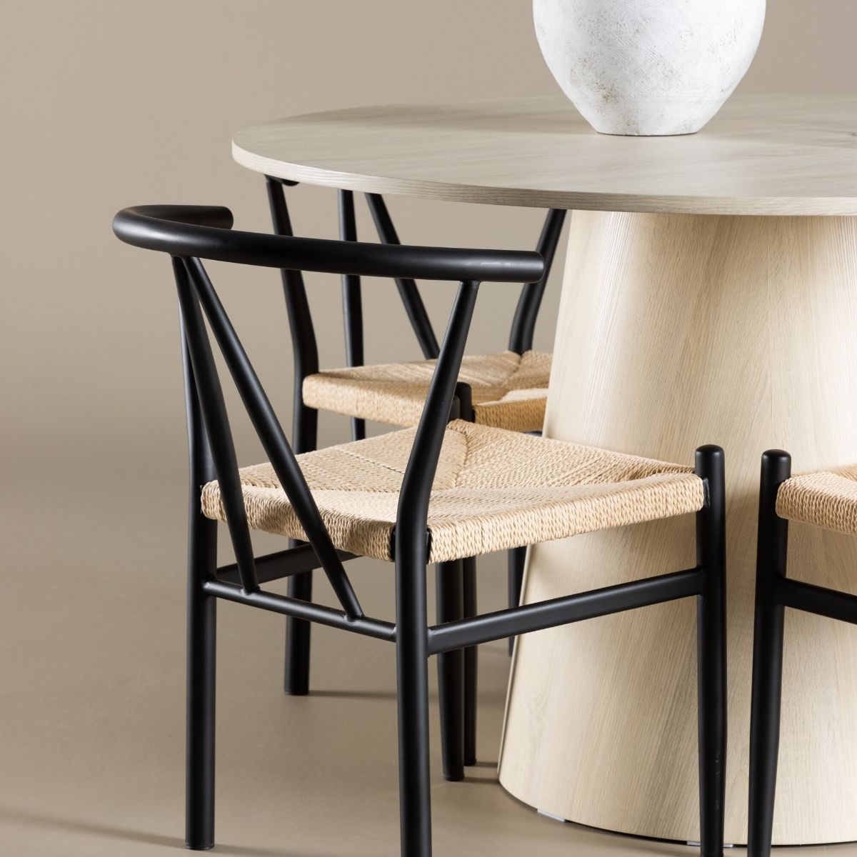 Lanzo Dining Table with Alfons Dining Chair Venture Design Spisegruppe