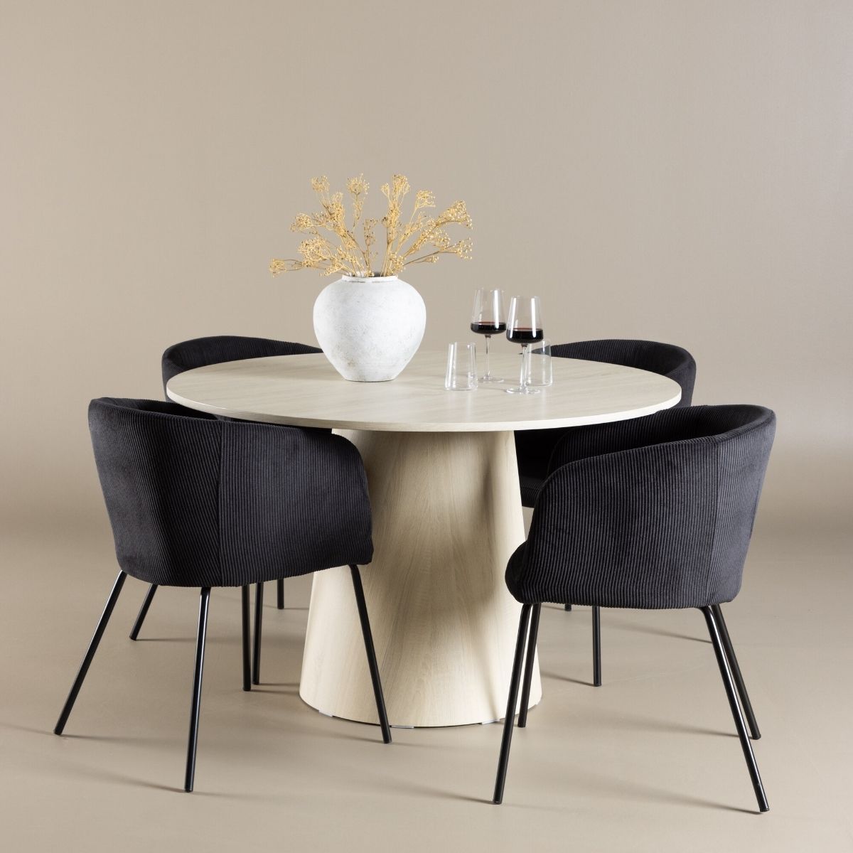 Lanzo Dining Table with Berit Dining Chair Venture Design Spisegruppe