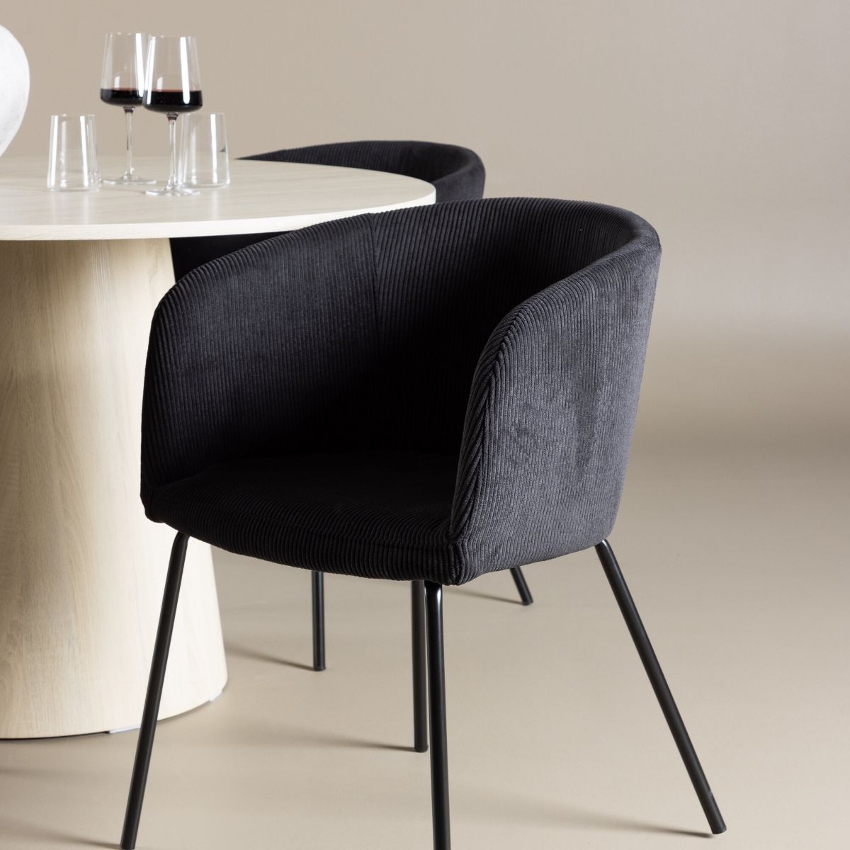 Lanzo Dining Table with Berit Dining Chair Venture Design Spisegruppe