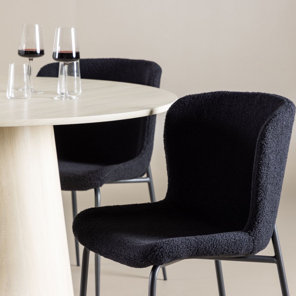 Lanzo Dining Table with Modesto Dining Chair Venture Design Spisegruppe