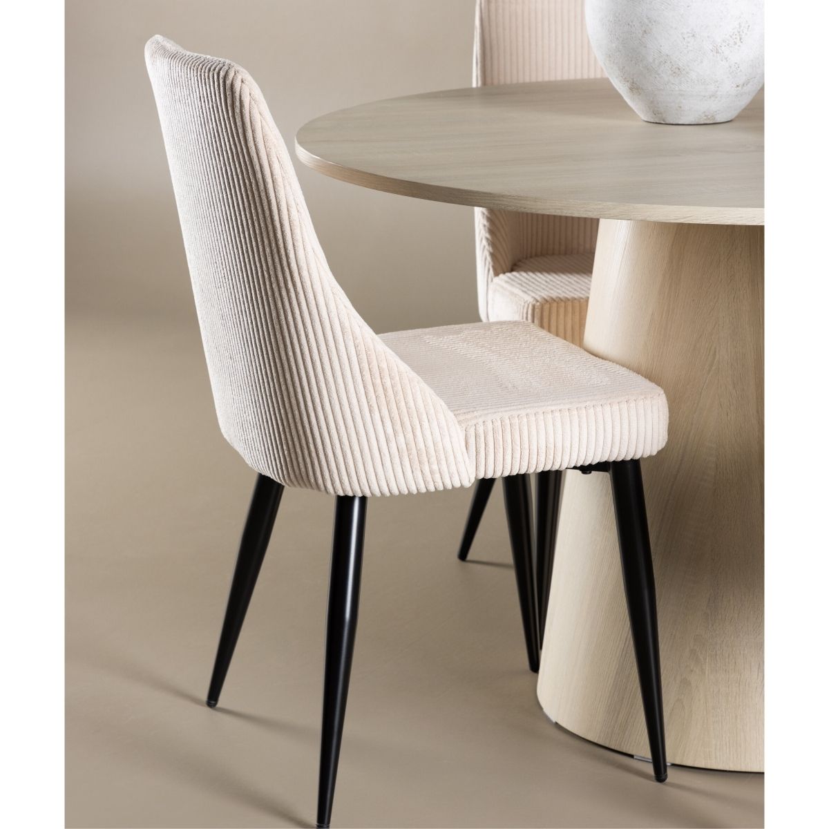 Lanzo Dining Table with Leone Dining Chair Venture Design Spisegruppe