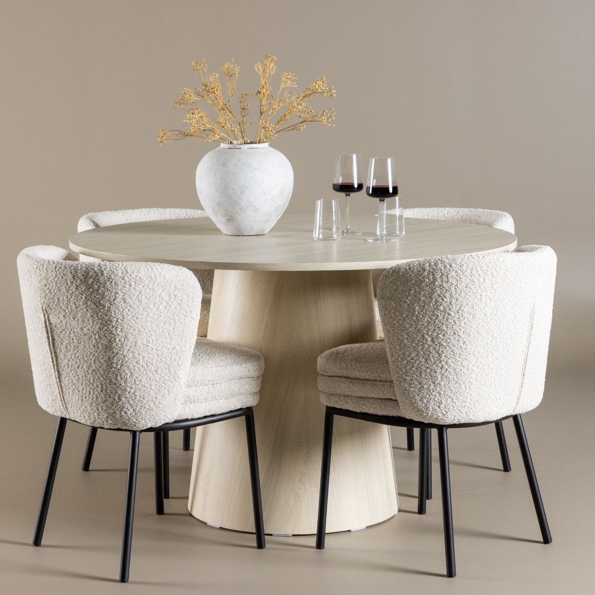 Lanzo Dining Table with Agnes Dining Chair Venture Design Spisegruppe