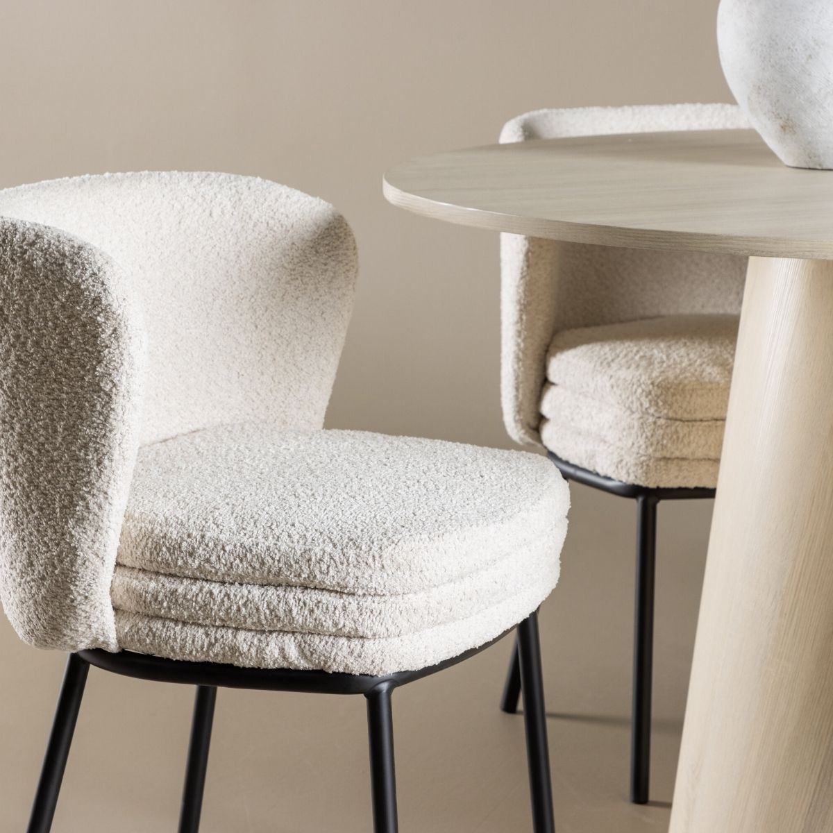 Lanzo Dining Table with Agnes Dining Chair Venture Design Spisegruppe