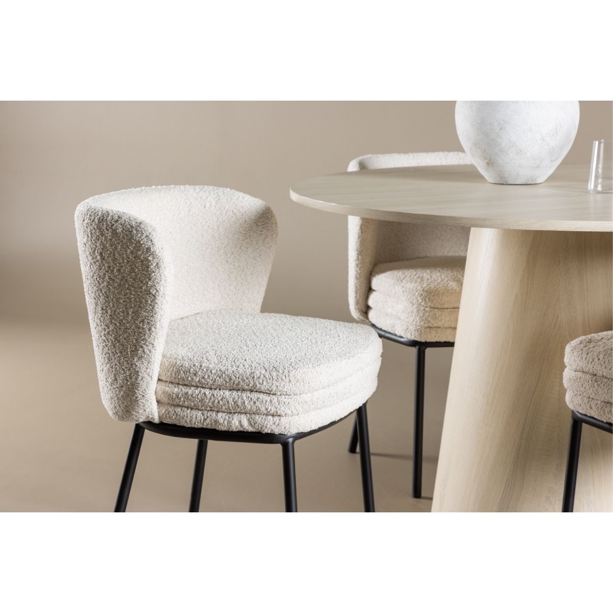 Lanzo Dining Table with Agnes Dining Chair Venture Design Spisegruppe
