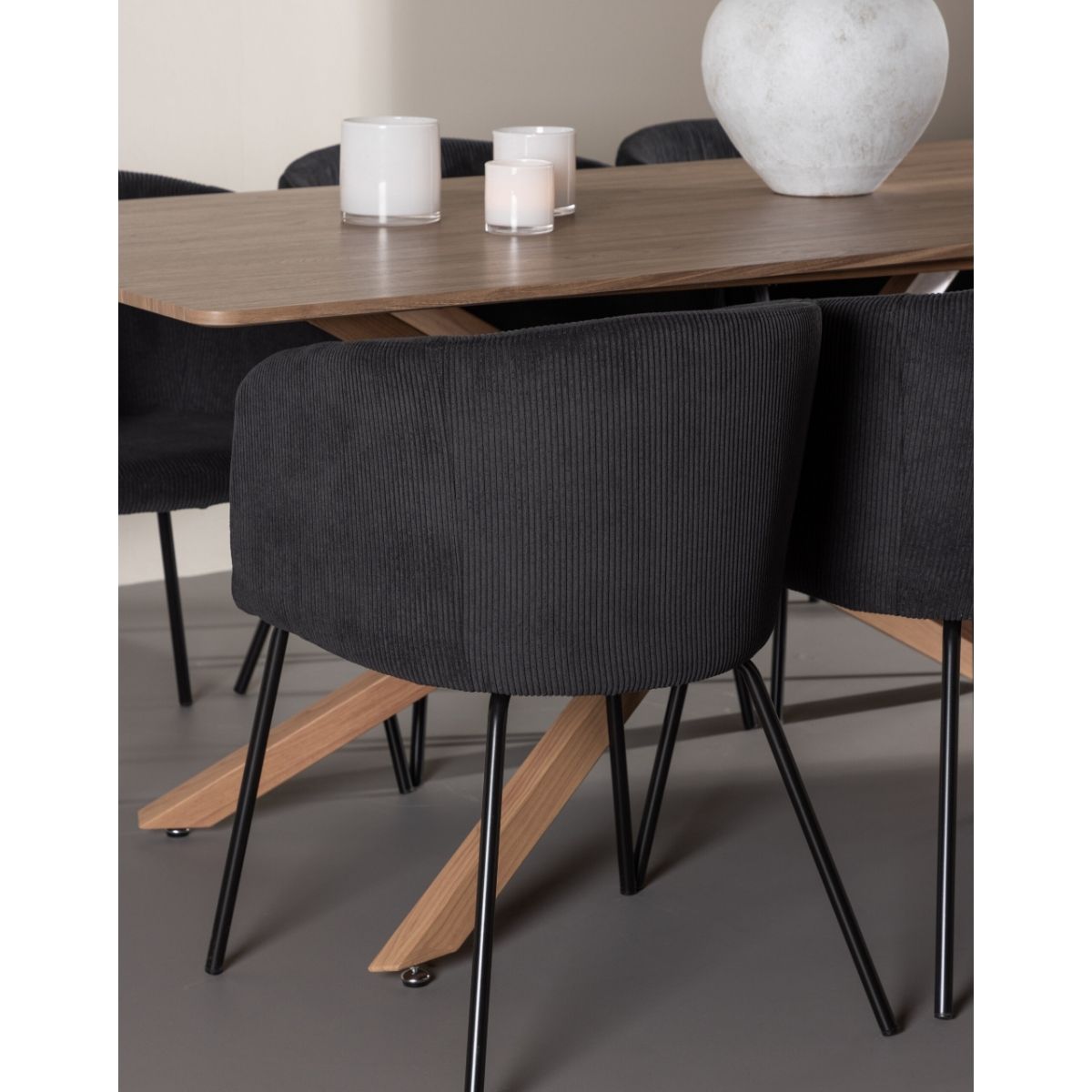 Piazza Dining Table with Berit Dining Chair Venture Design Spisegruppe