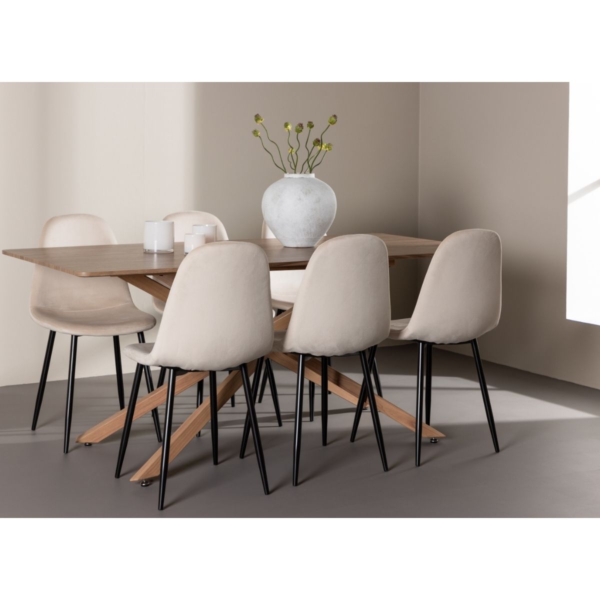 Piazza Dining Table with Polar Dining Chair Venture Design Spisegruppe