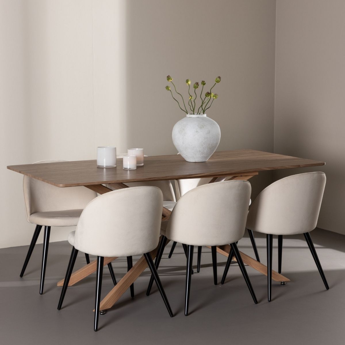 Piazza Dining Table with Velvet Dining Chair Venture Design Spisegruppe