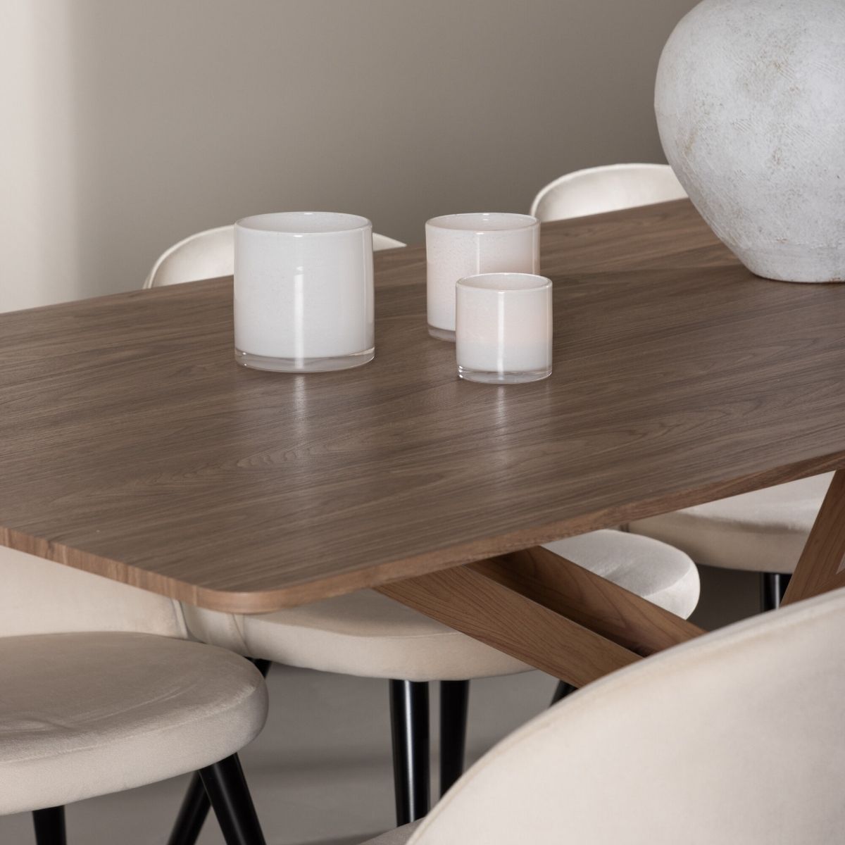 Piazza Dining Table with Velvet Dining Chair Venture Design Spisegruppe