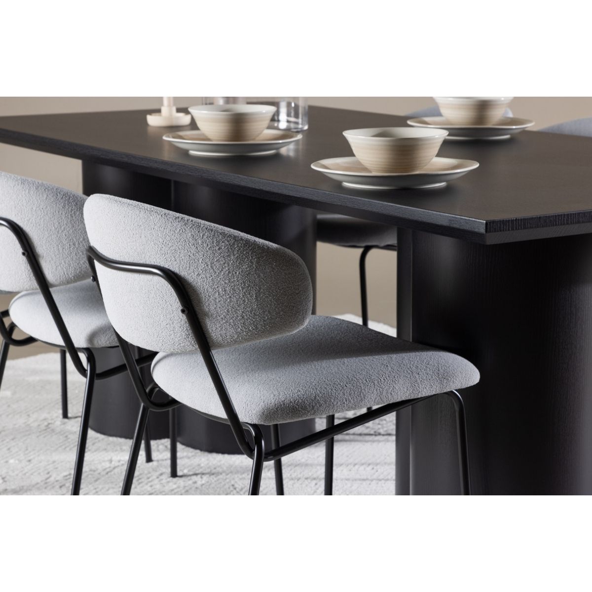 Olivia Dining Table with Chico Dining Chair Venture Design Spisegruppe