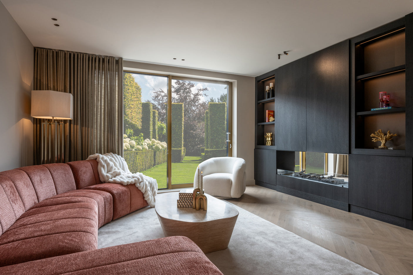 Lounge chair Arcus hvit enhjørning svingbar Richmond Interiors Lenestol