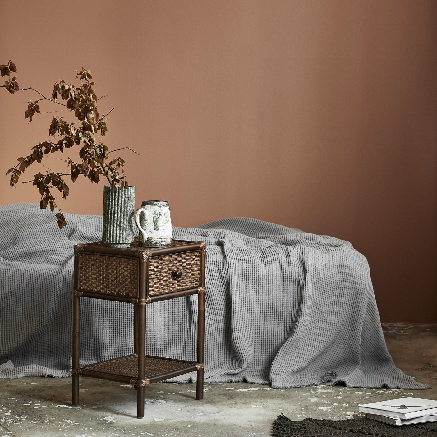 HAYES sidebord/sengebord i rattan - brun Nordal TABLES