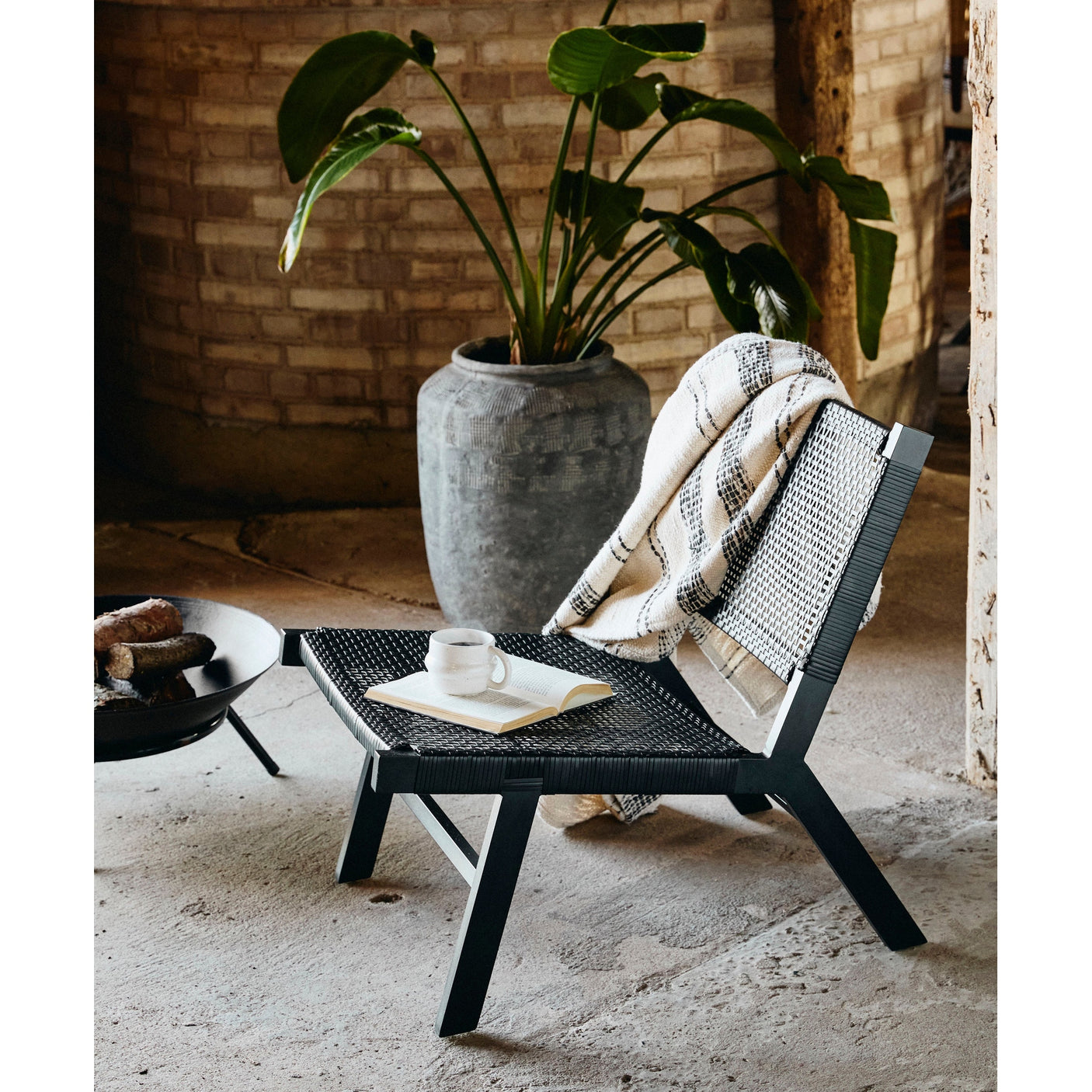 VASAI lounge hagestol i flettet polyrattan - svart Nordal GARDEN FUR