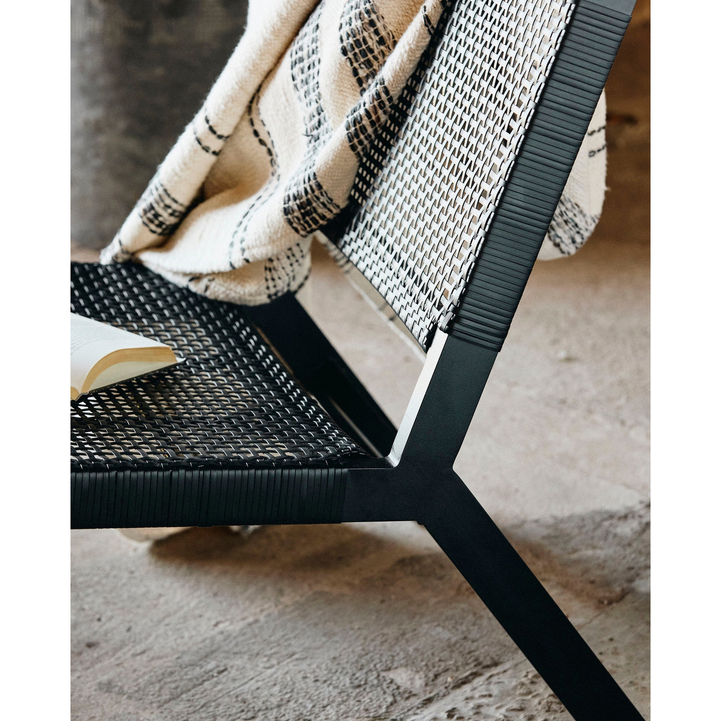 VASAI lounge hagestol i flettet polyrattan - svart Nordal GARDEN FUR