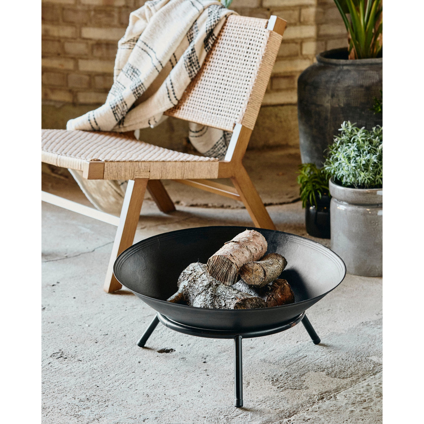 ASTER brannbane med stillas - ø61 cm - sort Nordal DECO ITEMS