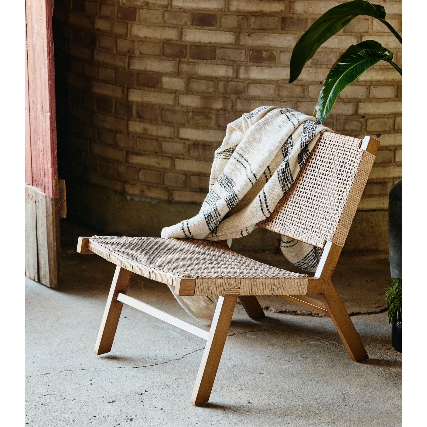 VASAI lounge hagestol i flettet polyrattan - natur Nordal GARDEN FUR