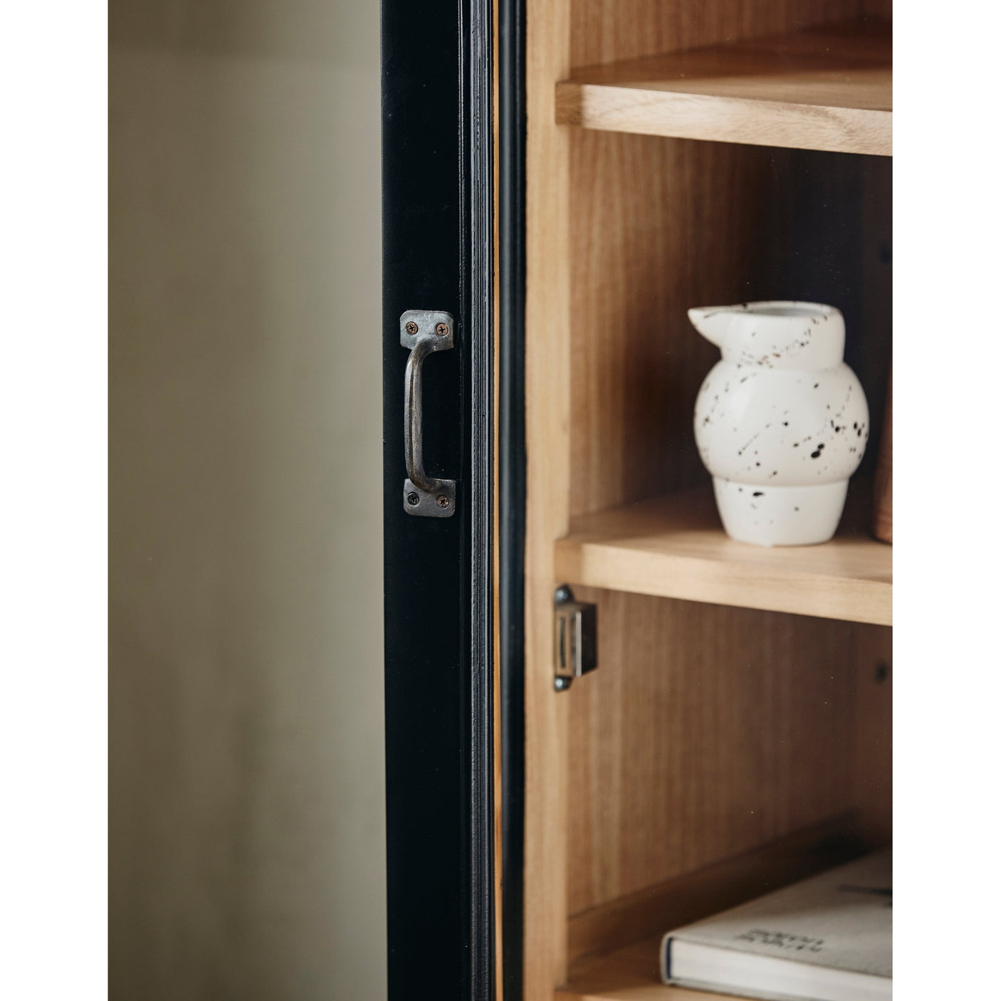 VIVA-vinduer i tre med 1 lås - svart/naturlig Nordal CABINETS