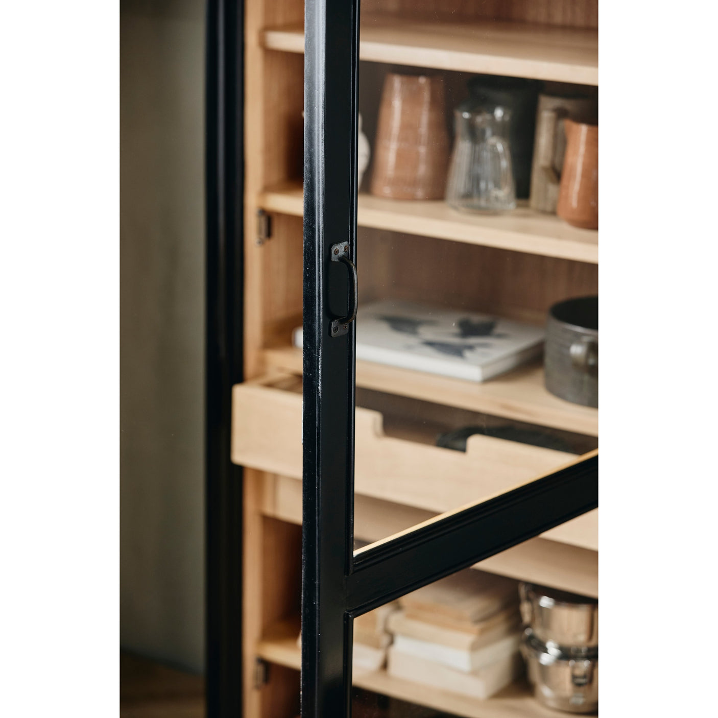 VIVA-vinduer i tre med 1 lås - svart/naturlig Nordal CABINETS