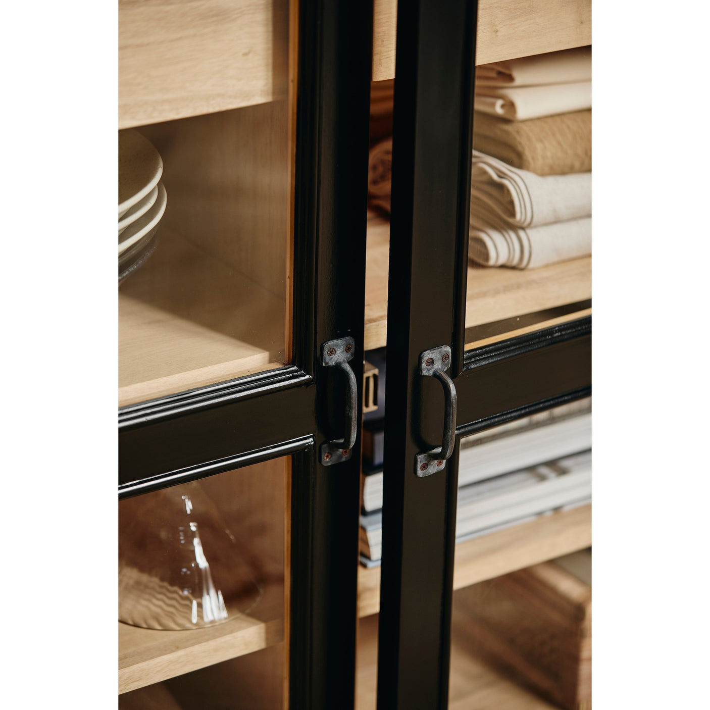 VIVA vitrineskap i tre, lav modell med 2 låser - sort/naturlig Nordal CABINETS