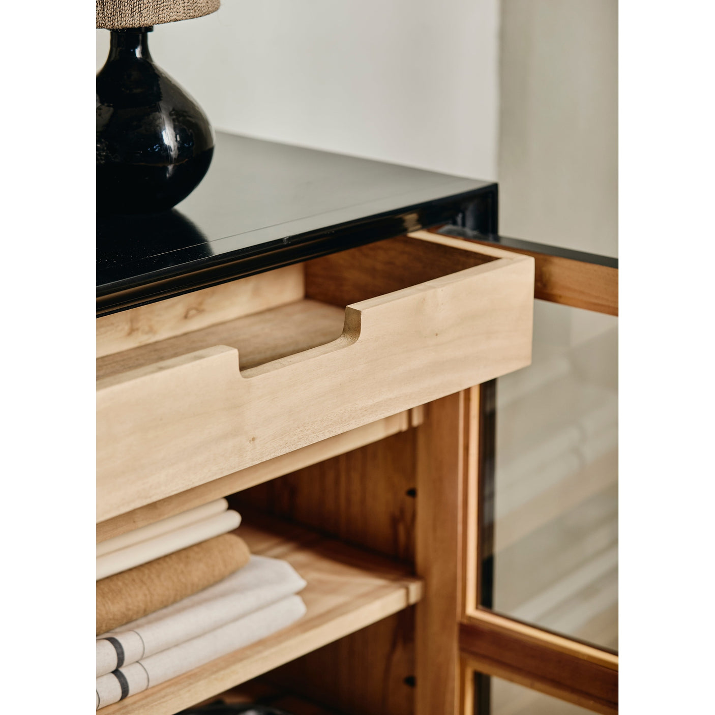 VIVA vitrineskap i tre, lav modell med 2 låser - sort/naturlig Nordal CABINETS