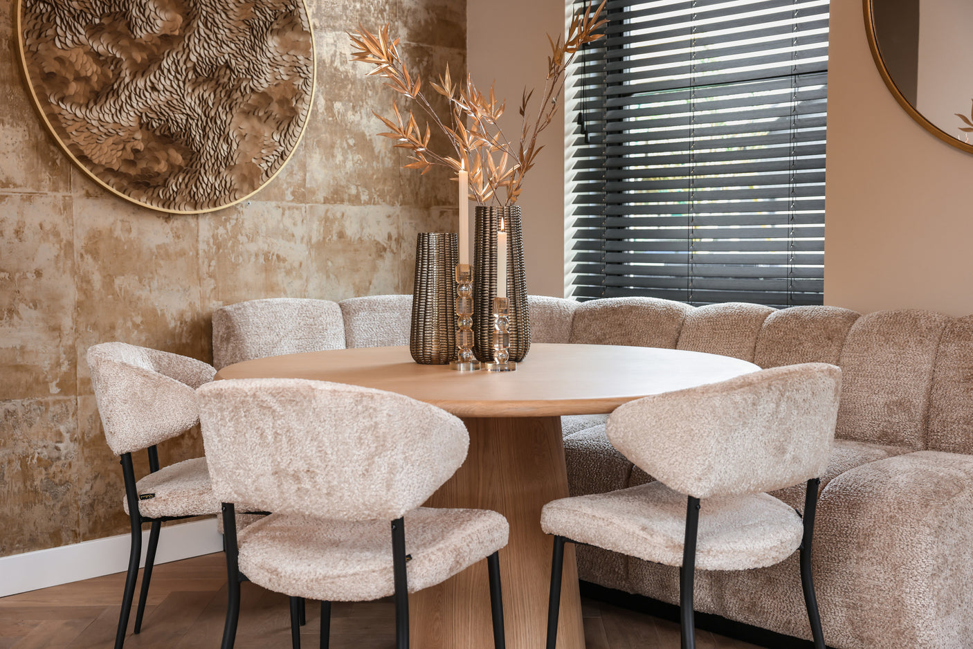 Spisebenk Hillpark nydelig beige avrundet hjørne Richmond Interiors Benk