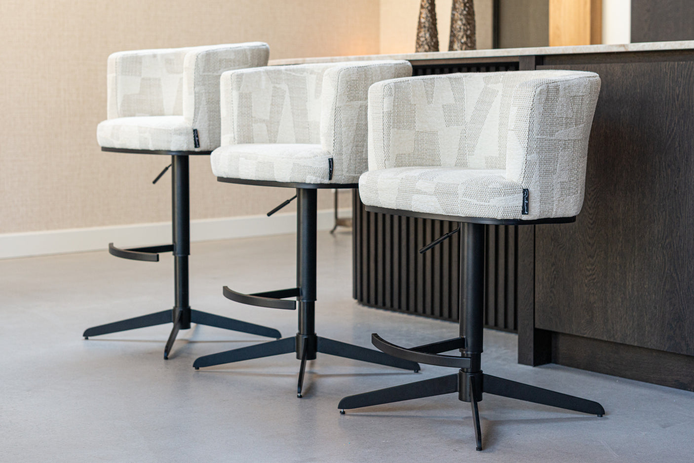 Barkrakk Cheyenne beige graffic svingbar Richmond Interiors Barstol