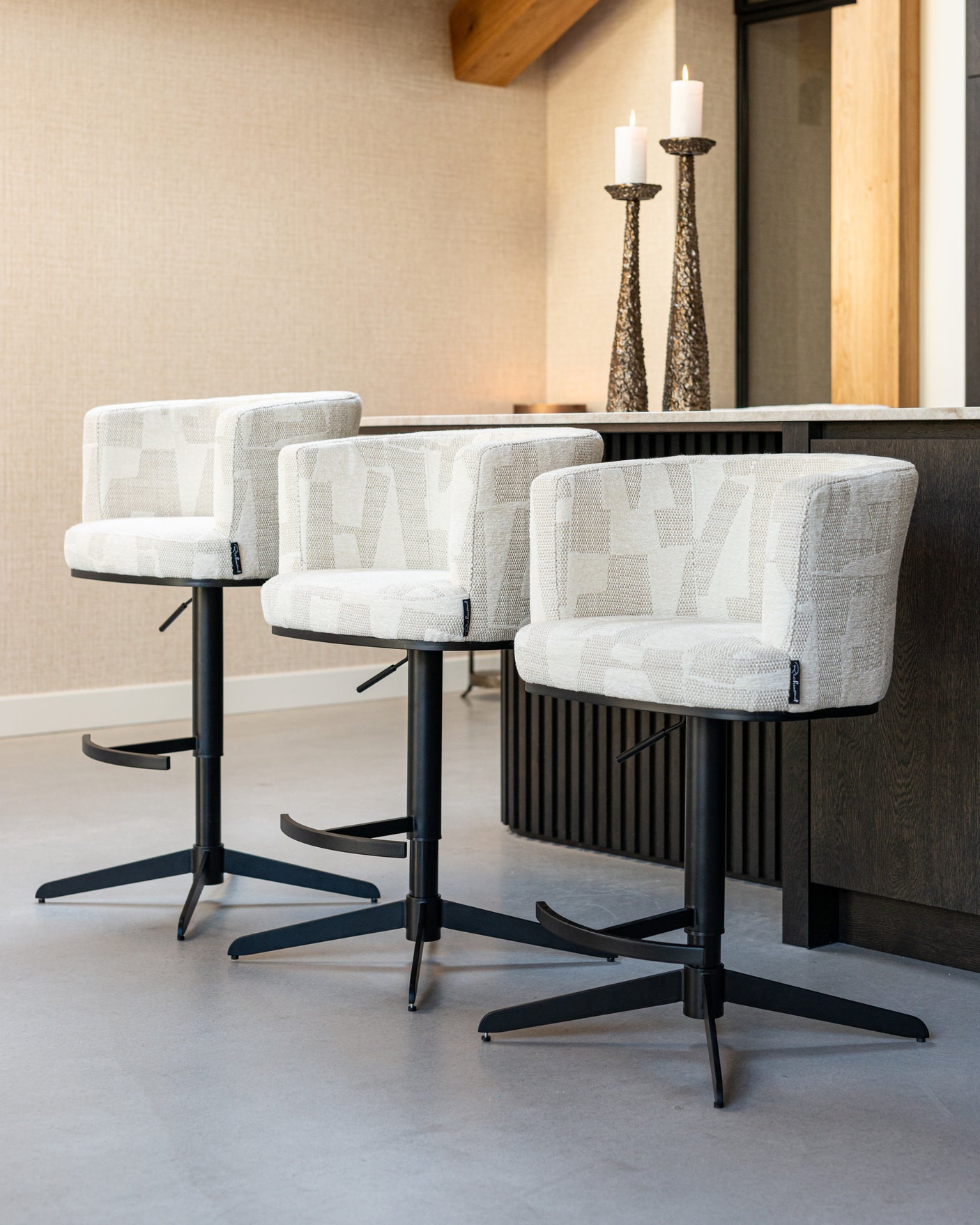 Barkrakk Cheyenne beige graffic svingbar Richmond Interiors Barstol