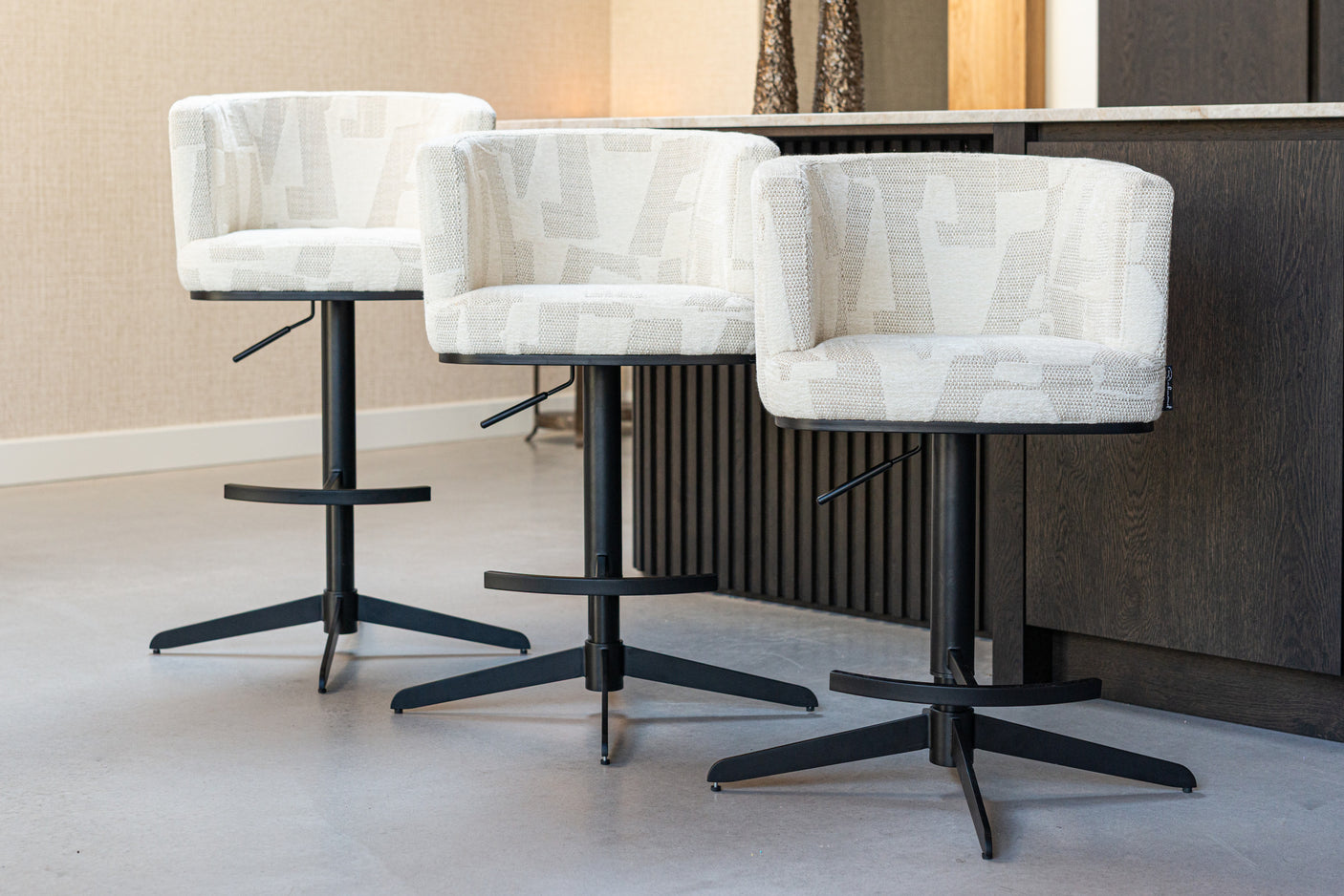 Barkrakk Cheyenne beige graffic svingbar Richmond Interiors Barstol